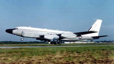 Самолёт ВВС США RC-135 несколько часов находился в небе над Украиной
