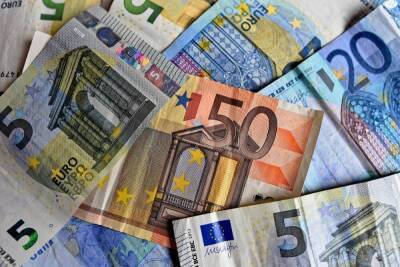 Евро торгуется ниже 83 рублей