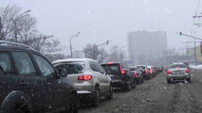 Петербургские водители медленно едут по скоростным трассам из-за неубранного снега