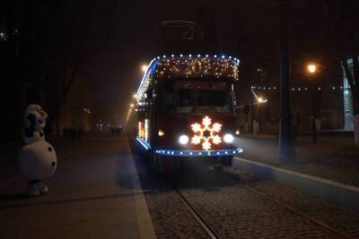 Во Владикавказе запустили новогодний трамвай