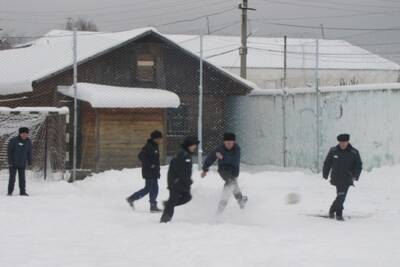 Осужденные одной из ивановских колоний устроили футбольный матч на снегу