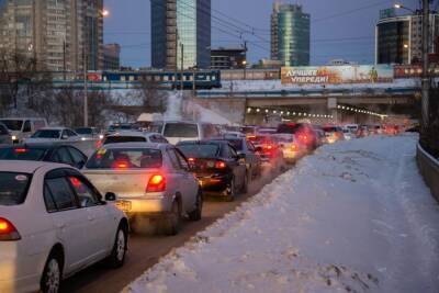 Новосибирск встал в 8-балльной пробке из-за снегопада 13 декабря