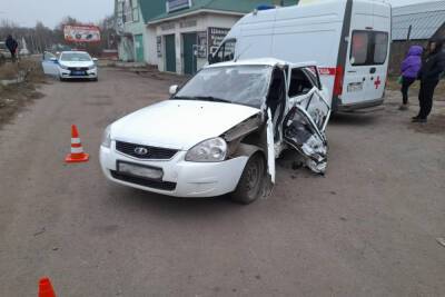 В Тамбовской области легковушка врезалась в столб: водителя и пассажира госпитализировали