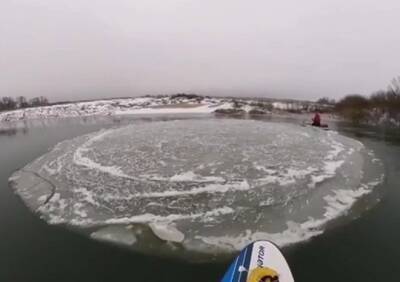 На рязанской реке засняли вращающийся ледяной диск
