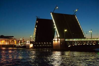 В ночь на 14 декабря петербуржцы смогут увидеть последнюю разводку мостов 2021 года