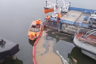 Астраханские спасатели ликвидировали разлив нефти в акватории Волги