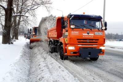 С петербургских улиц за две недели убрали половину прошлогоднего объема снега