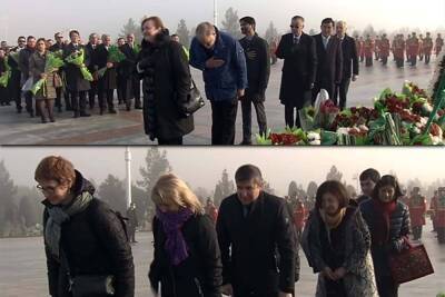 Бердымухамедов и иностранные дипломаты возложили цветы к Монументу нейтралитета