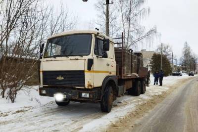 В Тверской области груженый грузовик протаранил легковушку