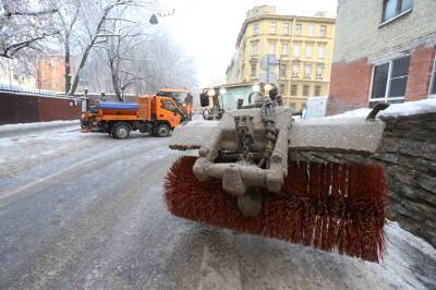 За 2,5 недели коммунальщики вывезли из Петербурга половину прошлогоднего объема снега