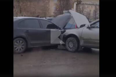 Напротив Перинатального центра в Рязани столкнулись три машины