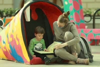 Психолог пояснила, какие родители чаще читают детям страшные сказки