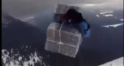 Журналист показал видео, как контрабандисты с ящиками сигарет штурмуют гору по дороге в Румынию: каждый рейс - от ста евро