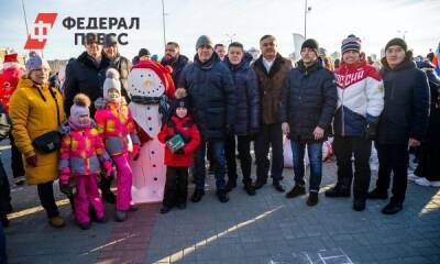 Команда челябинского заксобрания слепила снеговика на благотворительной акции