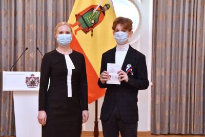 Рязанским школьникам в торжественной обстановке вручили паспорта граждан РФ