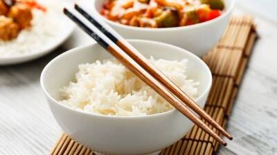 Как равномерно разогреть рис или макароны в микроволновке? Полезный лайфхак