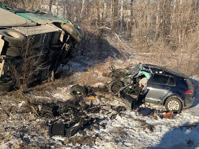 В Челябинской области водитель Volkswagen погиб, заехав под КамАЗ