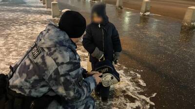 Росгвардейцы помогли оставшемуся на морозе мальчику в Москве
