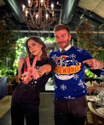 Дэвид и Виктория Бекхэм выглядят стильно даже в «уродливых» рождественских свитерах