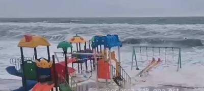 Шторм с огромными волнами обрушился на Одессу, в море оказалась детская площадка: кадры
