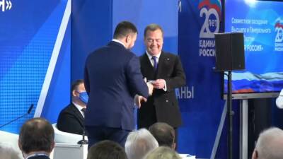 В Киеве ломают голову, зачем Медведев выдал Пушилину партбилет...