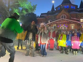 Актер из "Реальных пацанов" снял музыкальный клип на родине Деда Мороза