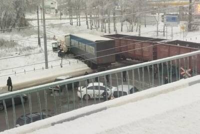 В Ярославле товарный поезд снес грузовую фуру