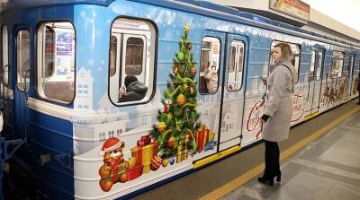 Дед Мороз, олени и снежинки: поезда столичного метро украсили к новогодним праздникам