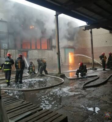 В Гродно спасатели МЧС ликвидировали пожар складского помещения