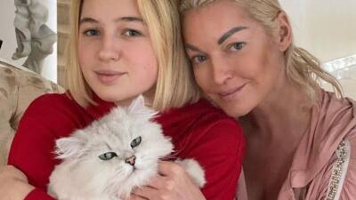 Подписчики набросились на Волочкову после смерти ее кота: «Животных изводишь!»