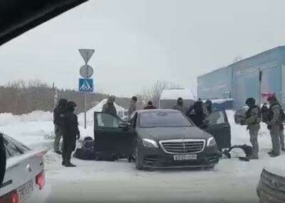 Силовики в Кемерове повалили на снег людей из Mercedes с "блатными" номерами