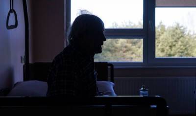 В Латвии проверят штамм "омикрон" естественным путем – на пожилых людях