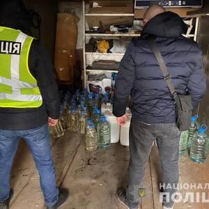 В Запорожской области изъяли 600 литров водки неизвестного происхождения. Фото
