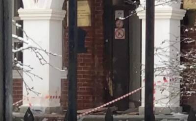 Очевидцы: жертв в гимназии в Серпухове удалось избежать благодаря заклинившей двери