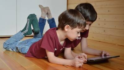 Детский психиатр Портнова рекомендовала сократить время пользования гаджетами для детей