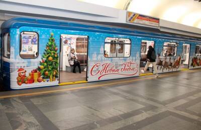 В минском метро появились «новогодние» поезда. Вот как они выглядят