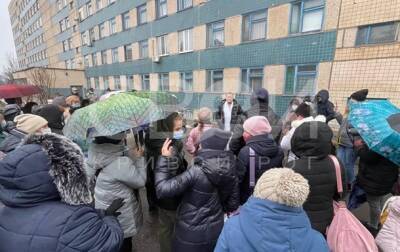 В Кривом Роге медики вышли на улицу, требуя погасить долги по зарплатам