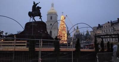 В Киеве засияла главная елка с десятью тысячами игрушек
