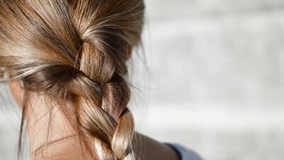 Трихолог Галлямова рассказала о возможных причинах выпадения волос