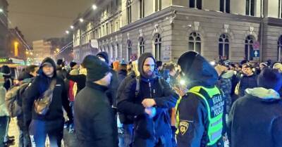 ФОТО, ВИДЕО. Гобземс проводит массовую акцию протеста в центре Риги: два человека задержаны, расследуется возможное нападение на полицейского
