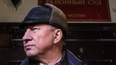 Депутат Рашкин после суда уехал домой на метро