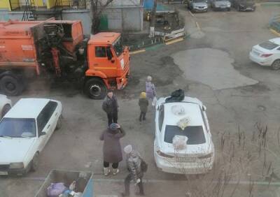 В Астрахани эмоциональная женщина устроила дебош возле мусорного контейнера