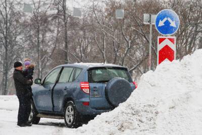 Москвичей призвали отказаться от поездок на автомобилях из-за снегопада