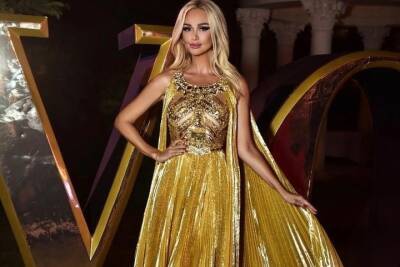 Виктория Лопырева показала шикарный образ в золотом платье