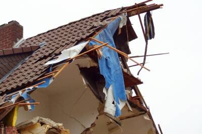 В Воронеже взрывная волна разнесла полдома и повредила соседние строения