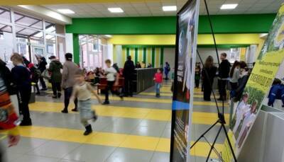Что делать: В Ирпене настроили столько жилья, что дети учатся в коридорах