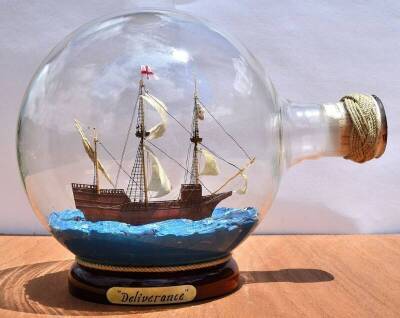 ​Как на самом деле помещают миниатюрные корабли в бутылки