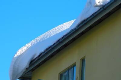 Специалисты предупредили о риске обрушения крыш из-за снегопадов в 5 регионах РФ