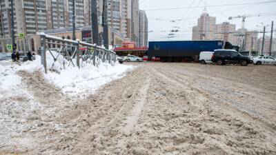 Петербуржцам пришлось толкать маршрутку по заваленному снегом Московскому шоссе