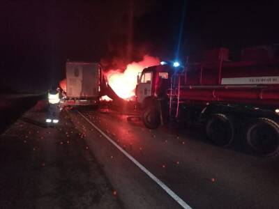 В Башкирии перекрыли трассу из-за возгорания встречных грузовиков